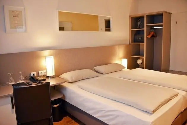 Tek Büyük Yataklı Oda, Ek Bina (Budget - no elevator)