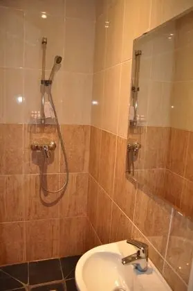 Economy Dört Kişilik Oda, Ortak Banyo