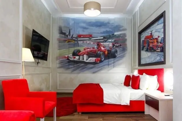 Junior Süit, 1 Büyük (Queen) Boy Yatak ve Çekyat (Ferrari)