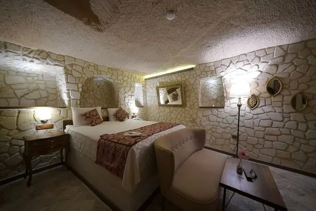 Deluxe Cave Room