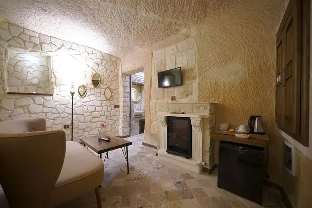 Deluxe Cave Room