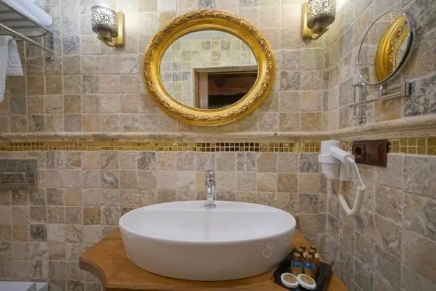 Taş Oda, Avlu Manzaralı