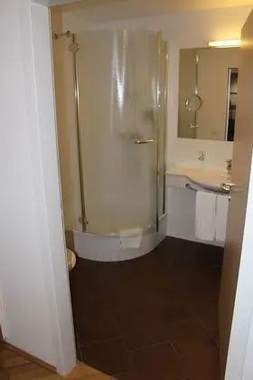 Business Tek Büyük Yataklı Oda