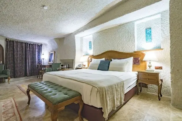Deluxe Cave Room
