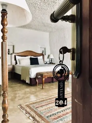 Deluxe Cave Room