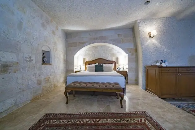 Deluxe Cave Room