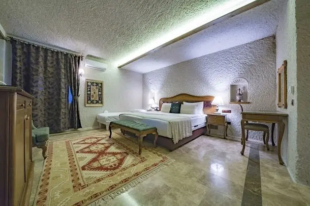 Deluxe Cave Room