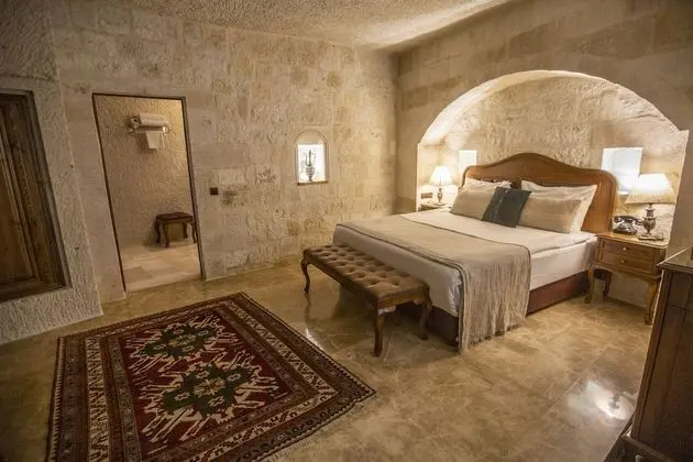 Deluxe Cave Room