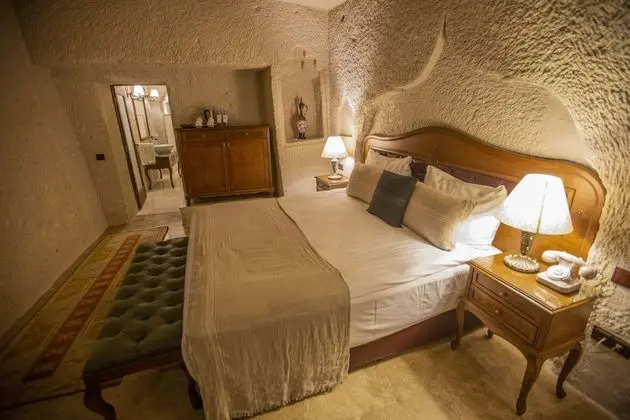 Deluxe Cave Room