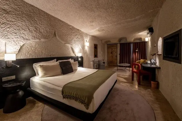 Deluxe Cave Room
