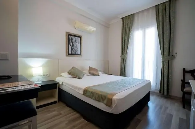 Standart Fransız Balkonlu Oda, Kısmi Deniz Manzaralı