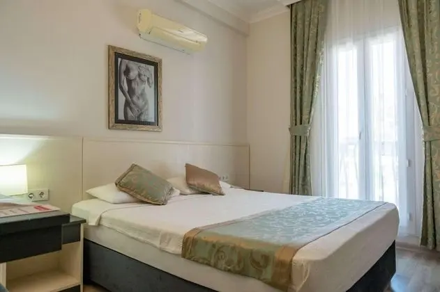 Standart Fransız Balkonlu Oda, Kısmi Deniz Manzaralı