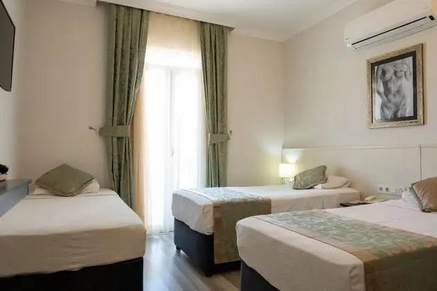 Standart Fransız Balkonlu Oda, Kısmi Deniz Manzaralı
