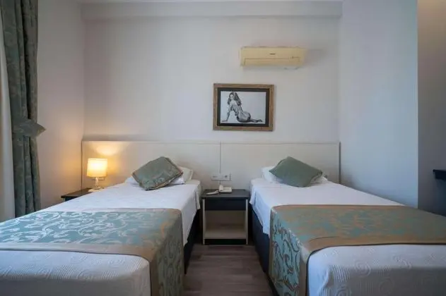 Standart Fransız Balkonlu Oda, Kısmi Deniz Manzaralı