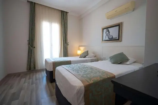 Standart Fransız Balkonlu Oda, Kısmi Deniz Manzaralı