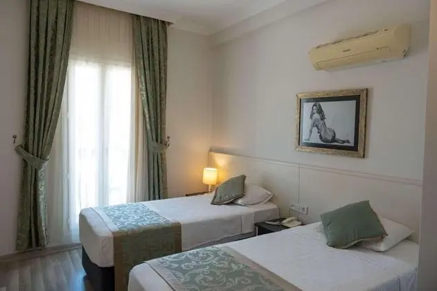Standart Fransız Balkonlu Oda, Kısmi Deniz Manzaralı
