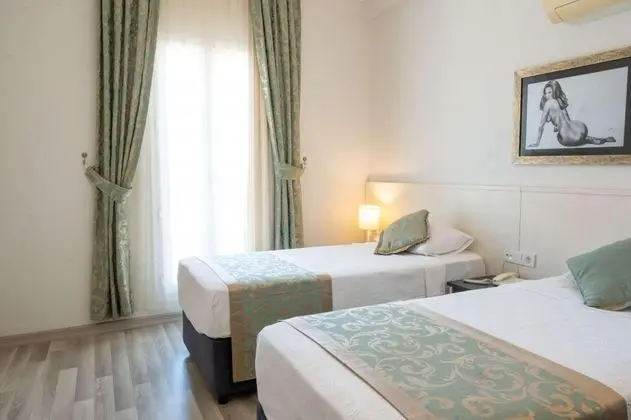 Standart Fransız Balkonlu Oda, Kısmi Deniz Manzaralı