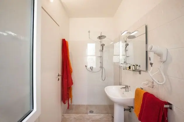 Comfort Tek Büyük veya İki Ayrı Yataklı Oda