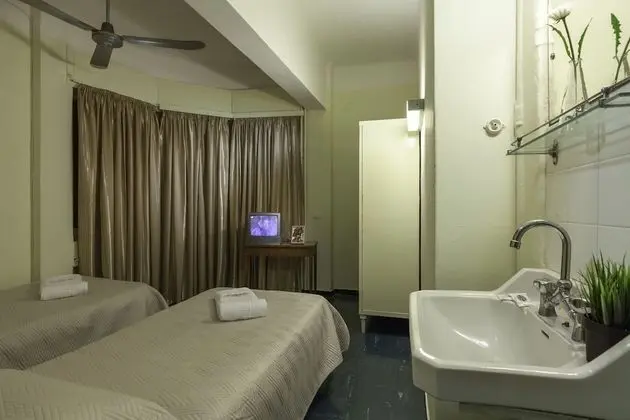 İki Ayrı Yataklı Oda, Ortak Banyo
