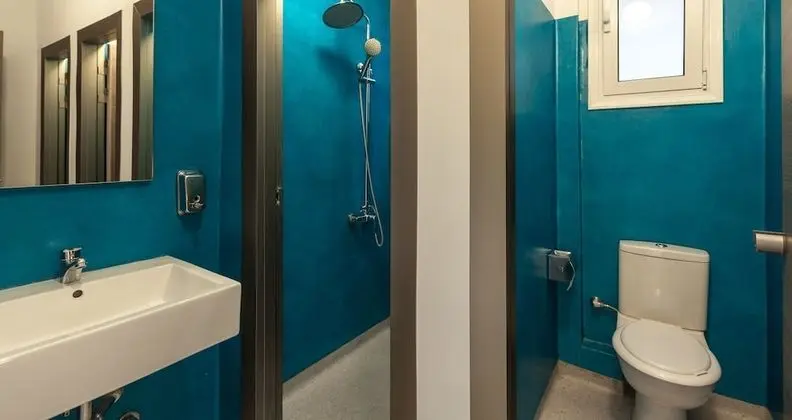 İki Ayrı Yataklı Oda, Ortak Banyo