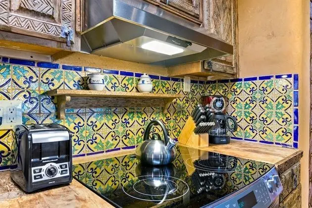 Ev (Artesano - Amazing Handcrafted Tile a)