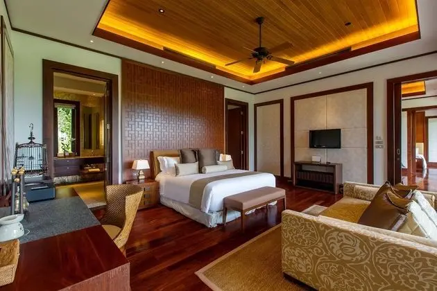 6-Bedroom Villa