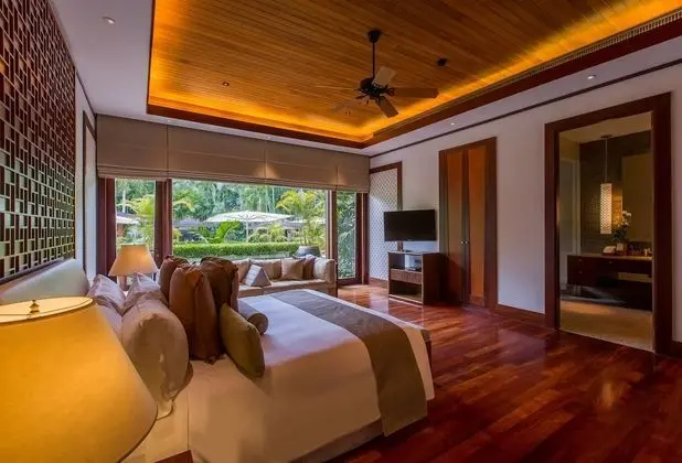 6-Bedroom Villa