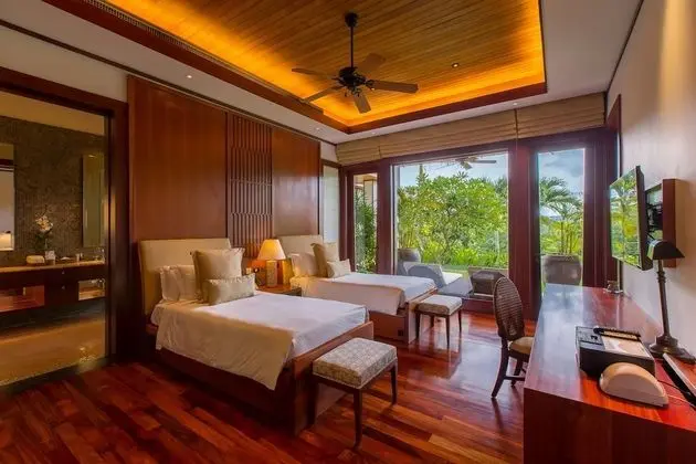 6-Bedroom Villa