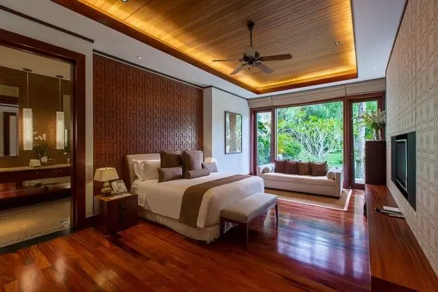 6-Bedroom Villa