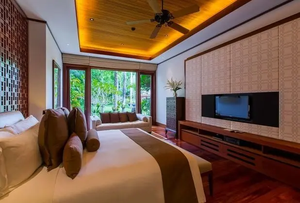 6-Bedroom Villa