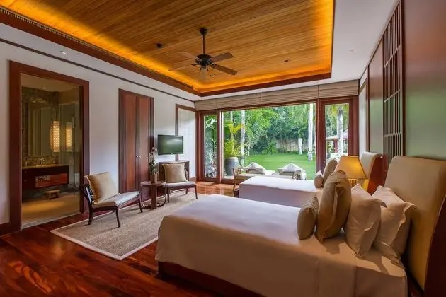 6-Bedroom Villa