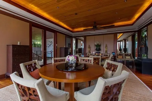 6-Bedroom Villa