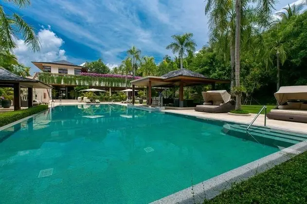 6-Bedroom Villa