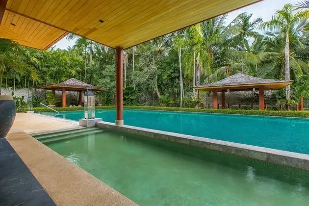 6-Bedroom Villa