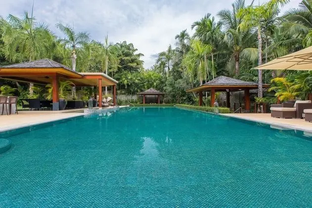 6-Bedroom Villa