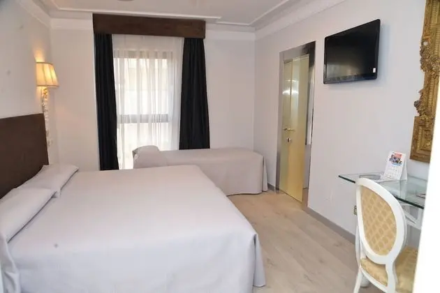 Üç Kişilik Oda