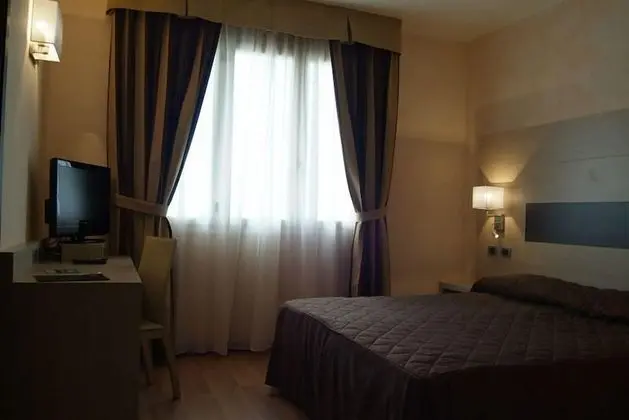 Büyük Yataklı Tek Kişilik Oda