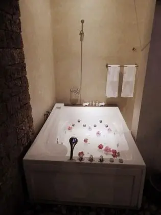 Traditional Süit, Jakuzi, Avlu