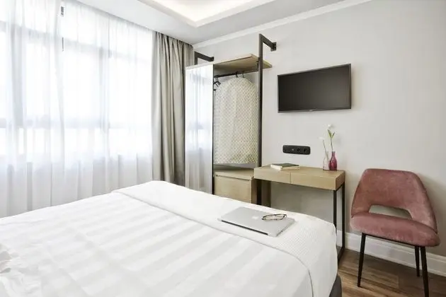 Cozy Double Room with Urban view