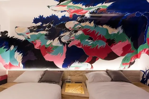 İki Ayrı Yataklı Oda ("Into the Foreign" by Yohei Takahashi)