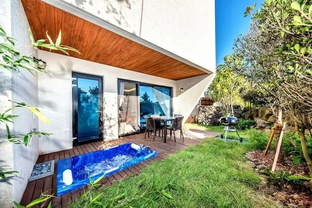 Deluxe Garden with Jetted Tub