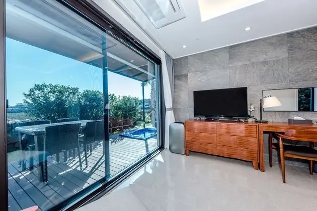 Premier Garden Pool Villa