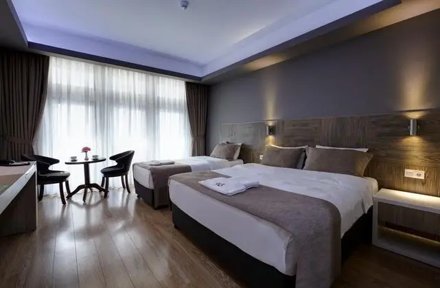 Junior Oda, Sokak Manzaralı