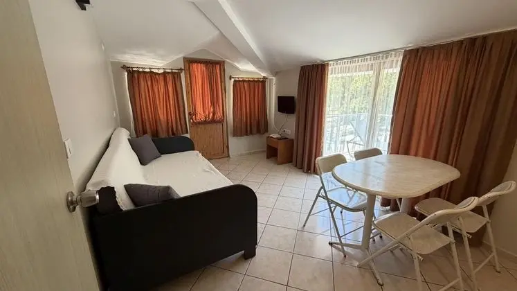 Standart Oda, Kara Manzaralı