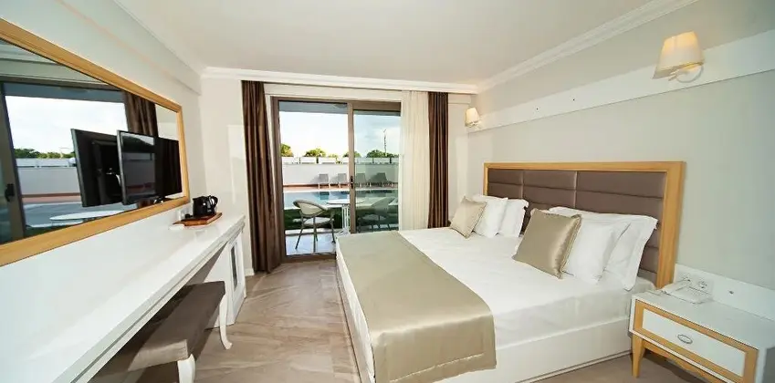Deluxe  Havuz Manzaralı Oda