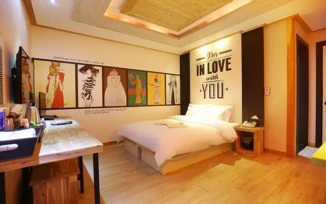 Oda (Standard Room (Bed + Netflix availabl)