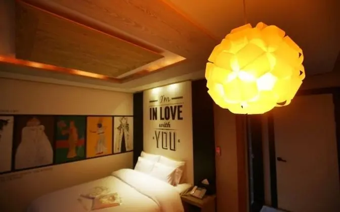 Oda (Standard Room (Bed + Netflix availabl)