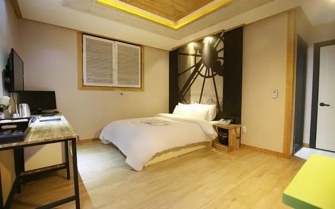 Oda (Standard Room (Bed + Netflix availabl)