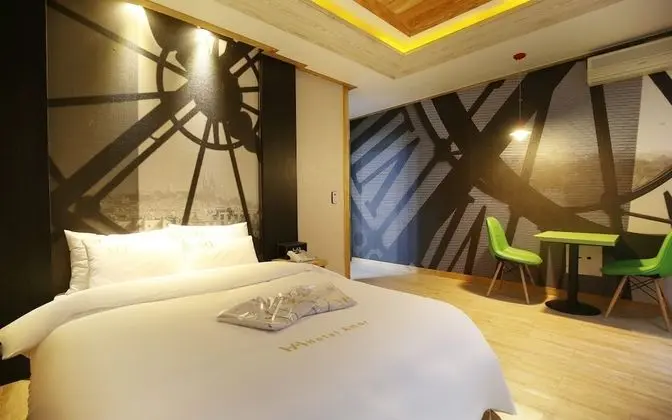 Oda (Standard Room (Bed + Netflix availabl)