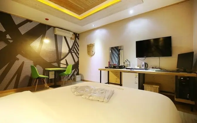 Oda (Standard Room (Bed + Netflix availabl)